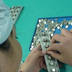 安装扁平振动马达到夹具图片