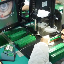 使用视频显微镜帮助焊接图片